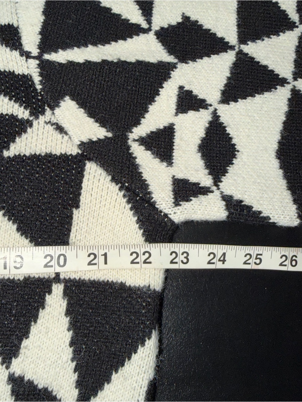 Farm Rio Women's Deco Knit Sweater Size Large Crop Black White Abstract - Picture 7 of 9